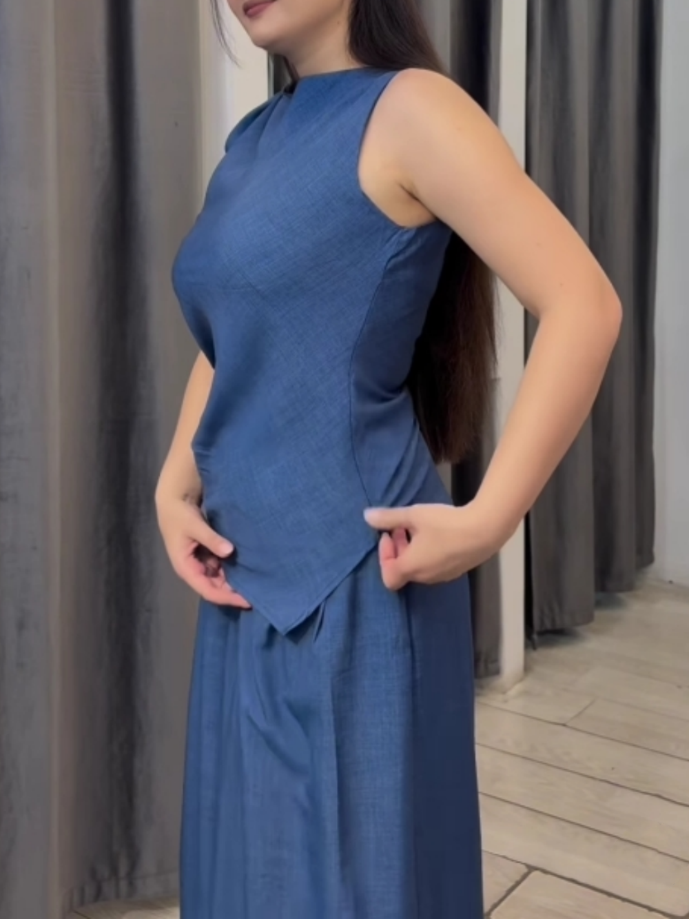 Bow sleeveless top and wide-leg pants suit