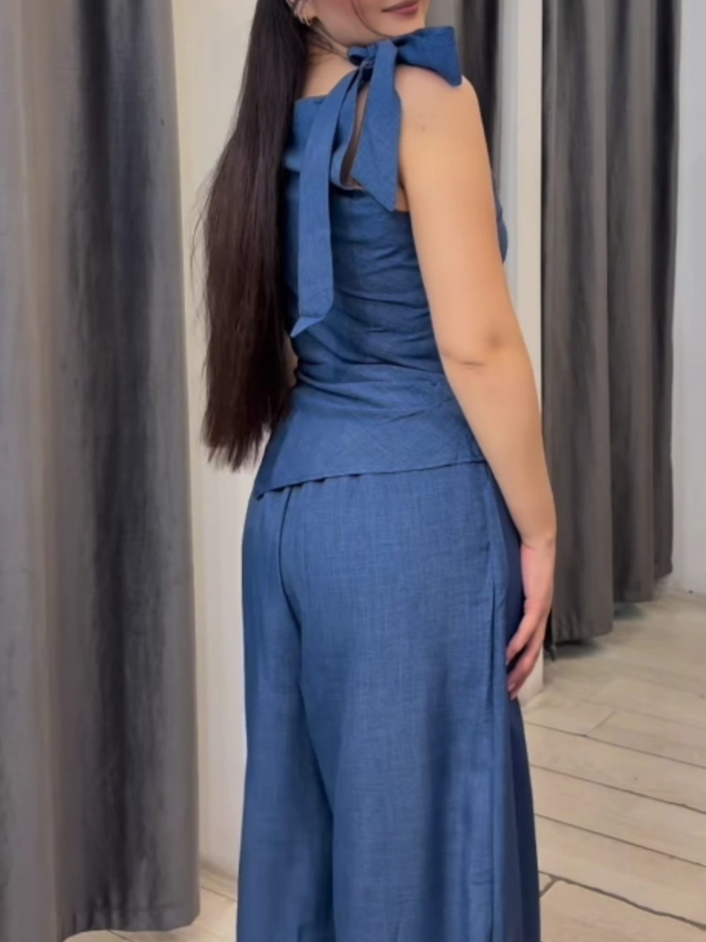 Bow sleeveless top and wide-leg pants suit