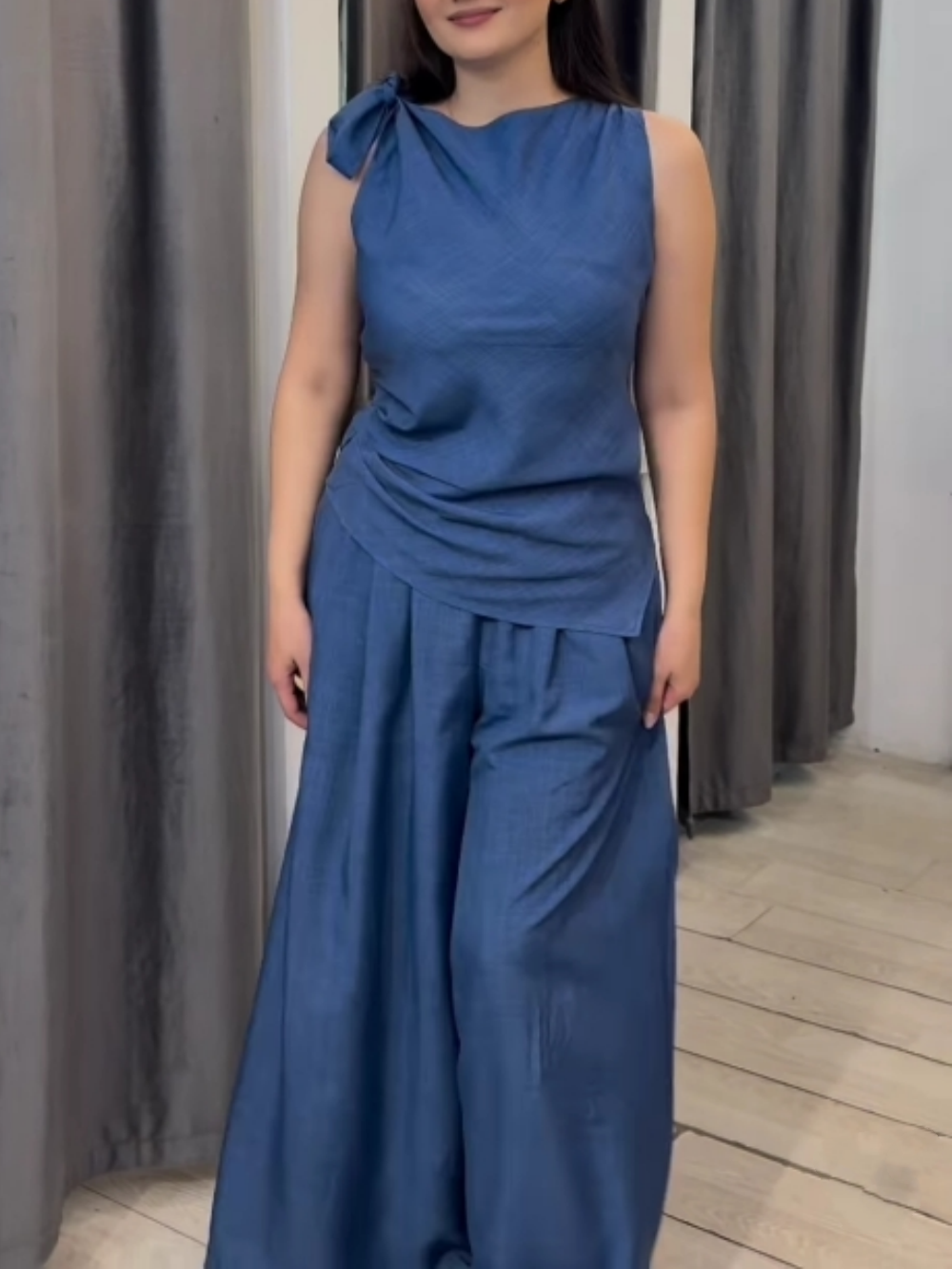 Bow sleeveless top and wide-leg pants suit