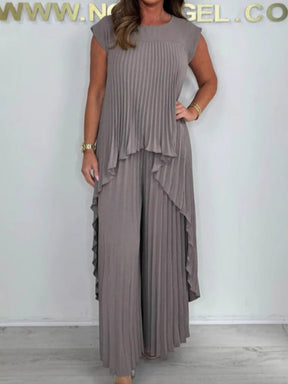 Crew neck top Pleated straight pants Two-piece suit
